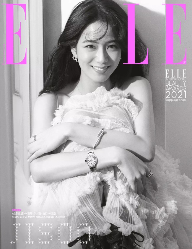 Jisoo BLACKPINK kerap menjadi model majalah Korea. Wajahnya bahkan dimuat dalam empat cover berbeda untuk majalah ELLE Korea edisi Januari 2021. Foto: dok. ELLE Korea