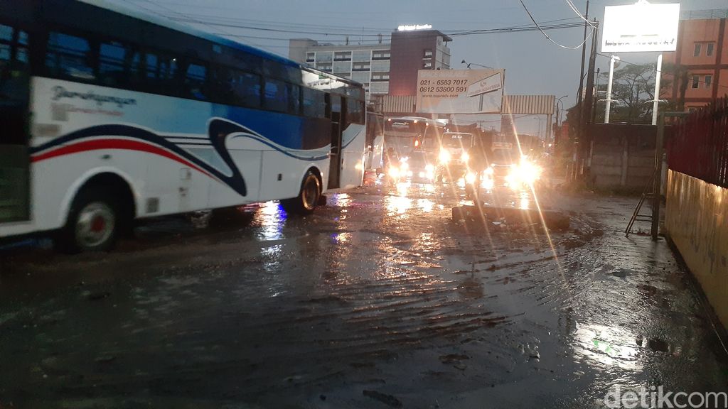 Jl Raya Industri di Kabupaten Bekasi rusak, muncul kubangan saat hujan, 4 Maret 2021. (Afzal NI/detikcom)