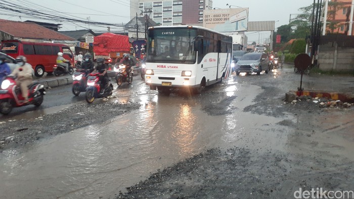 Jl Raya Industri di Kabupaten Bekasi rusak, muncul kubangan saat hujan, 4 Maret 2021. (Afzal NI/detikcom)