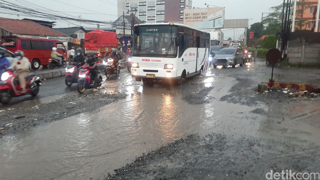 Jl Raya Industri di Kabupaten Bekasi rusak, muncul kubangan saat hujan, 4 Maret 2021. (Afzal NI/detikcom)