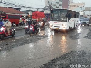 Duh! Perbaikan Jl Raya Industri Kabupaten Bekasi Harus Tunggu 2022