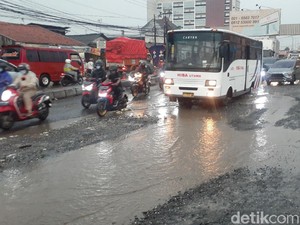 Duh! Perbaikan Jl Raya Industri Kabupaten Bekasi Harus Tunggu 2022