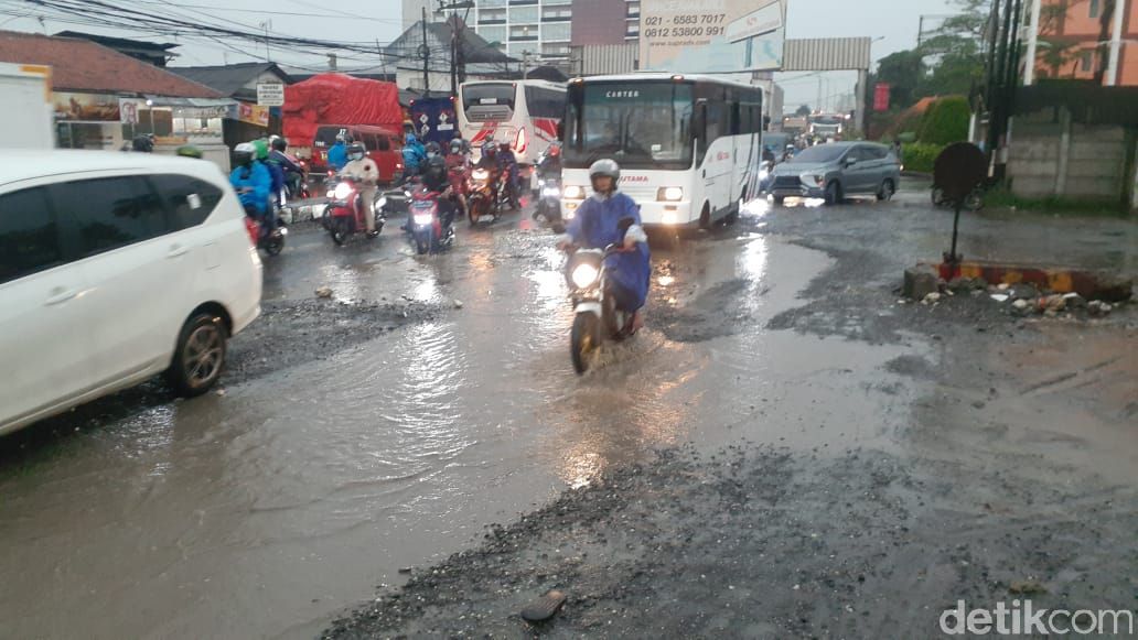 Jl Raya Industri, Kabupaten Bekasi, rusak. 4 Maret 2021. (Afzal Nur Iman/detikcom)