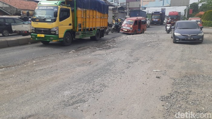 Jl Raya Industri setelah flyover Jl Raya Cikarang-Cibarusah, rusak parah. 4 Maret 2021. (Afzal Nur Iman/detikcom)