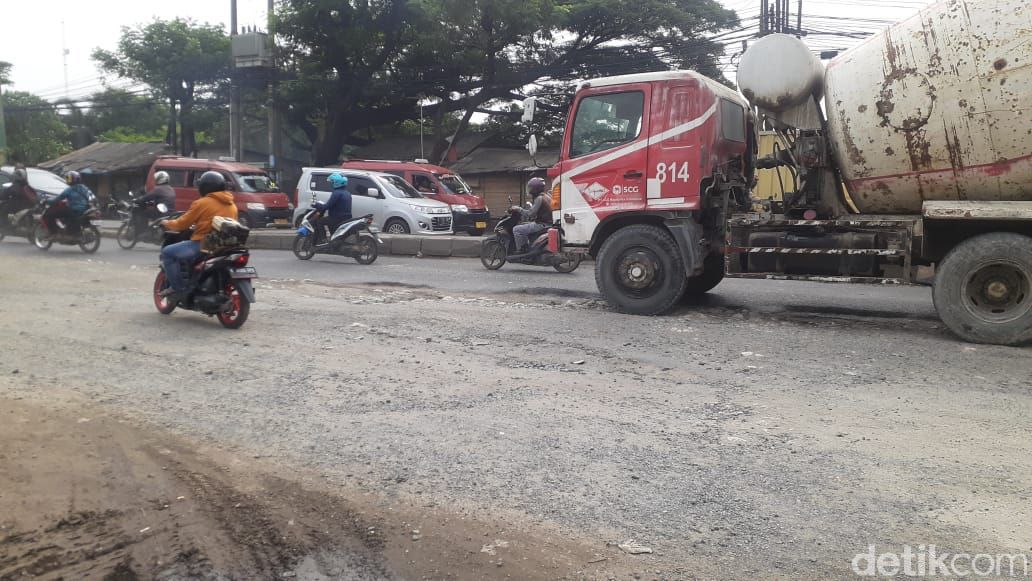 Jl Raya Industri setelah flyover Jl Raya Cikarang-Cibarusah, rusak parah. 4 Maret 2021. (Afzal Nur Iman/detikcom)