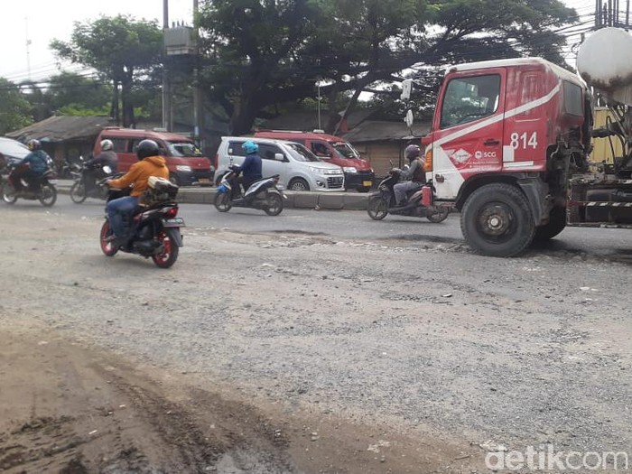 Jl Raya Industri setelah flyover Jl Raya Cikarang-Cibarusah, rusak parah. 4 Maret 2021. (Afzal Nur Iman/detikcom)
