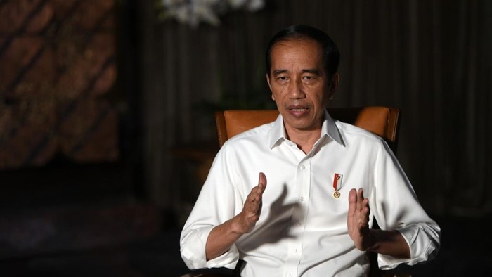 Presiden Joko Widodo (Jokowi) meminta masyarakar tidak khawatir soal dua kasus mutasi virus Corona B117 yang ditemukan di Karawang, Jawa Barat. Menurut Jokowi, dua orang yang terpapar kini sudah negatif.