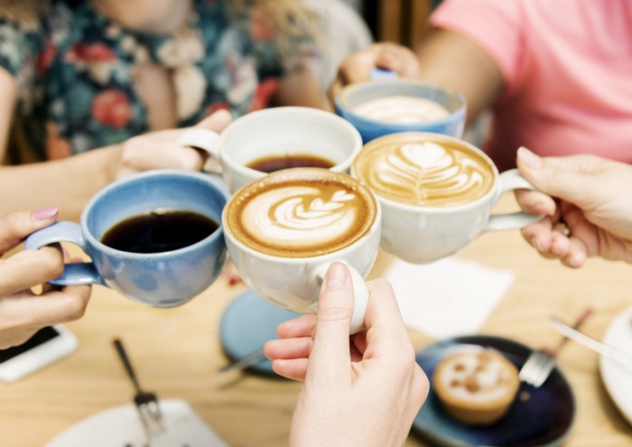 jumlah kafein dalam minuman, seperti kopi, teh, hingga minuman bersoda