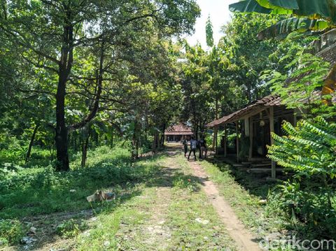 Kawasan Sumbulan, Dusun Krajan Satu, Desa Plalangan, Kecamatan Jenangan disebut sebagai kampung mati. Pasalnya, tidak ada warga yang tinggal di sini meski ada beberapa rumah dan masjid.