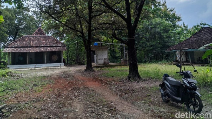 Kawasan Sumbulan, Dusun Krajan Satu, Desa Plalangan, Kecamatan Jenangan disebut sebagai kampung mati. Pasalnya, tidak ada warga yang tinggal di sini meski ada beberapa rumah dan masjid.