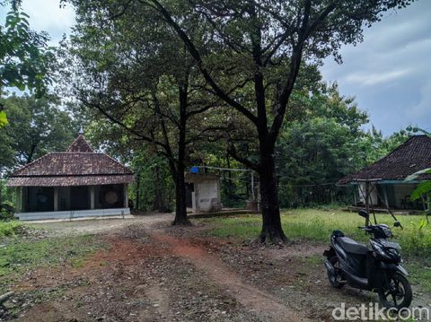 Kawasan Sumbulan, Dusun Krajan Satu, Desa Plalangan, Kecamatan Jenangan disebut sebagai kampung mati. Pasalnya, tidak ada warga yang tinggal di sini meski ada beberapa rumah dan masjid.