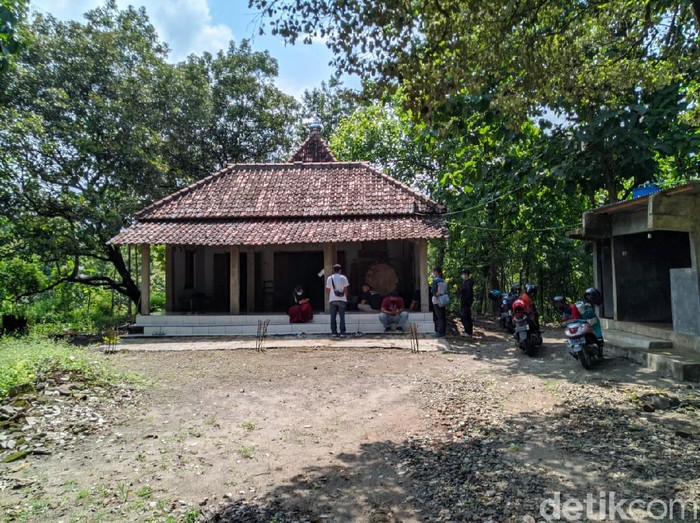 Ada kampung mati di Ponorogo. Meski kampungnya telah mati, namun sebuah masjid yang ada di sana tetap terawat.