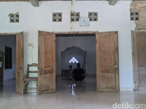 Ada kampung mati di Ponorogo. Meski kampungnya telah mati, namun sebuah masjid yang ada di sana tetap terawat.