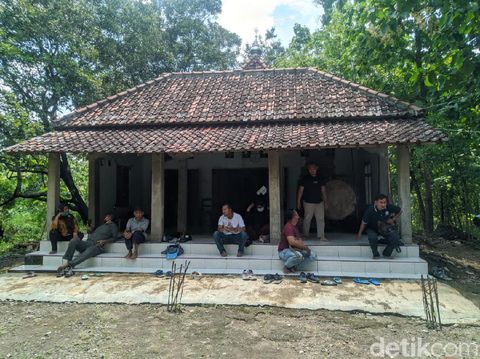 Ada kampung mati di Ponorogo. Meski kampungnya telah mati, namun sebuah masjid yang ada di sana tetap terawat.