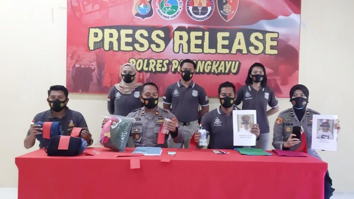 Kapolres Pasangkayu AKBP Leo menggelar konferensi pers penangkapan 2 perempuan yang terlibat perdagangan perempuan di Kabupaten Pasangkayu