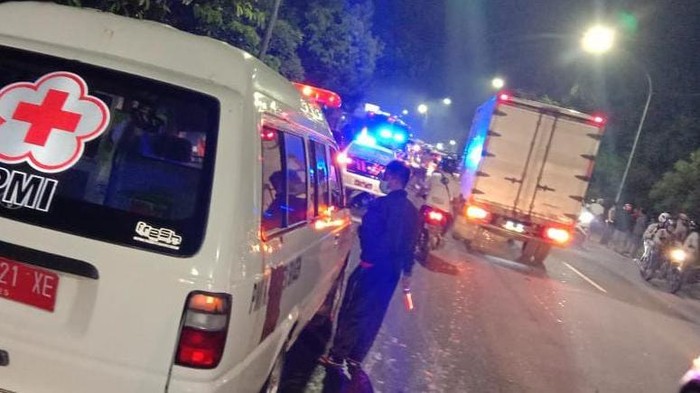 Kecelakaan melibatkan bus penumpang dan sepeda motor terjadi di jalan raya Sukowati, Gambiran, Sragen, Jawa Tengah, kamis (4/3/2021).
