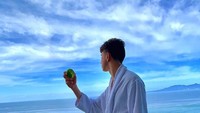 Misalnya menyulap balon berisi air. Lalu balon terusebut disajikan dalam mangkuk dan dilapisi cokelat dan diberi topping berupa sprinkles. Foto: Instagram @keemokazi