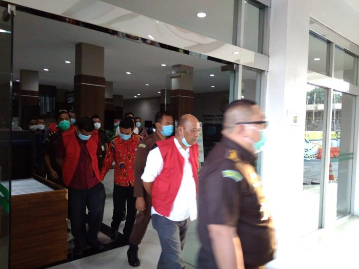 Kejaksaan tahan tersangka korupsi jalan (Datuk-detikcom)
