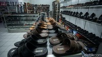 Bersama suaminya mereka memulai dengan memproduksi tas, lalu merambat hingga sepatu dan sandal kulit. Bersama suaminya mereka memulai dengan memproduksi tas, lalu merambat hingga sepatu dan sandal kulit. Biasanya dalam sehari tokonya bisa produksi 5 hingga belasan pasang sepatu, namun tergantung pada kerumitan.