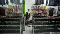Meski terdampak pandemi, Ngadinem memutar otak agar tetap dapat menjalankan usaha kerajinan kulitnya salah satunya dengan mengandalkan penjualan daring. Dibantu sang anak ia mulai memasarkannya melalui toko-toko online.