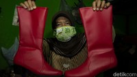 Ngadinem (57) menunjukkan sepatu kulit di Manding, Bantul, Yogyakarta.