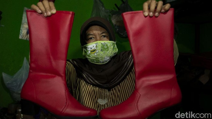 Kawasan Manding, Bantul, dikenal sebagai sentra kerajinan kulit. Bisnis kerajinan kulit yang turun temurun jadi sumber penghasilan warga turut terdampak pandemi