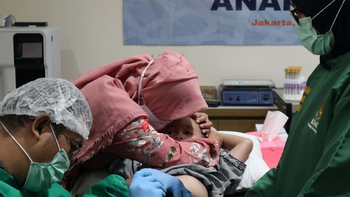 Khitanan Massal Gratis untuk Warga Terdampak Pandemi Khitanan massal digelar di tengah pandemi COVID-19. Meski diikuti oleh banyak peserta, kegiatan tersebut tetap menerapkan protokol kesehatan ketat.