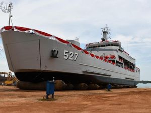2 Kapal Perang Baru Jenis Angkut Tank Diluncurkan: KRI Teluk Weda-Wondama
