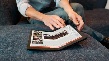 Lenovo mentenagainya dengan prosesor Intel Core generasi 11 dan RAM LPDDR4x 8 GB dan 1 TB SSD. Baterainya sendiri diklaim bisa bertahan hingga 11 jam penggunaan dan dibelai teknologi pengisian cepat 65W. Foto: dok. Lenovo
