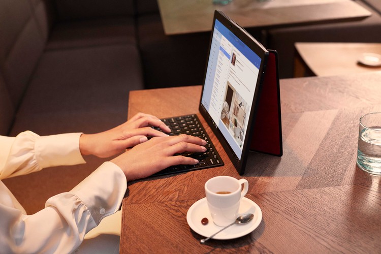 Lenovo Thinkpad X1 Fold adalah laptop layar lipat yang resmi hadir di Indonesia. Harga perangkat ini Rp 59 juta.