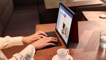 ThinkPad X1 Fold didirikan dengan bantuan kickstand di bagian belakang, kemudian dikombinasikan keyboard eksternal yang terhubung lewat Bluetooth. Foto: dok. Lenovo