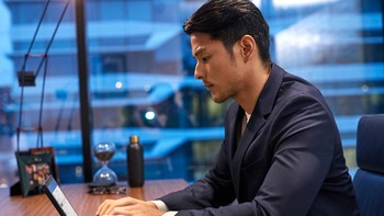 ThinkPad X1 Fold dilipat sebagian layaknya laptop pada umumnya. Nantinya secara otomatis layar bagian bawah akan berubah menjadi keyboard virtual. Foto: dok. Lenovo