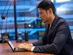 Penampakan Laptop Layar Lipat Harga Rp 60 Juta, Minat?