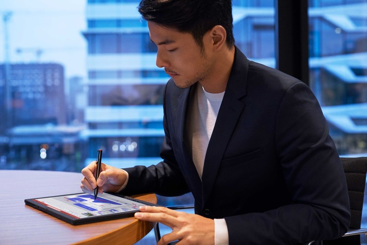 Lenovo Thinkpad X1 Fold adalah laptop layar lipat yang resmi hadir di Indonesia. Harga perangkat ini Rp 59 juta.