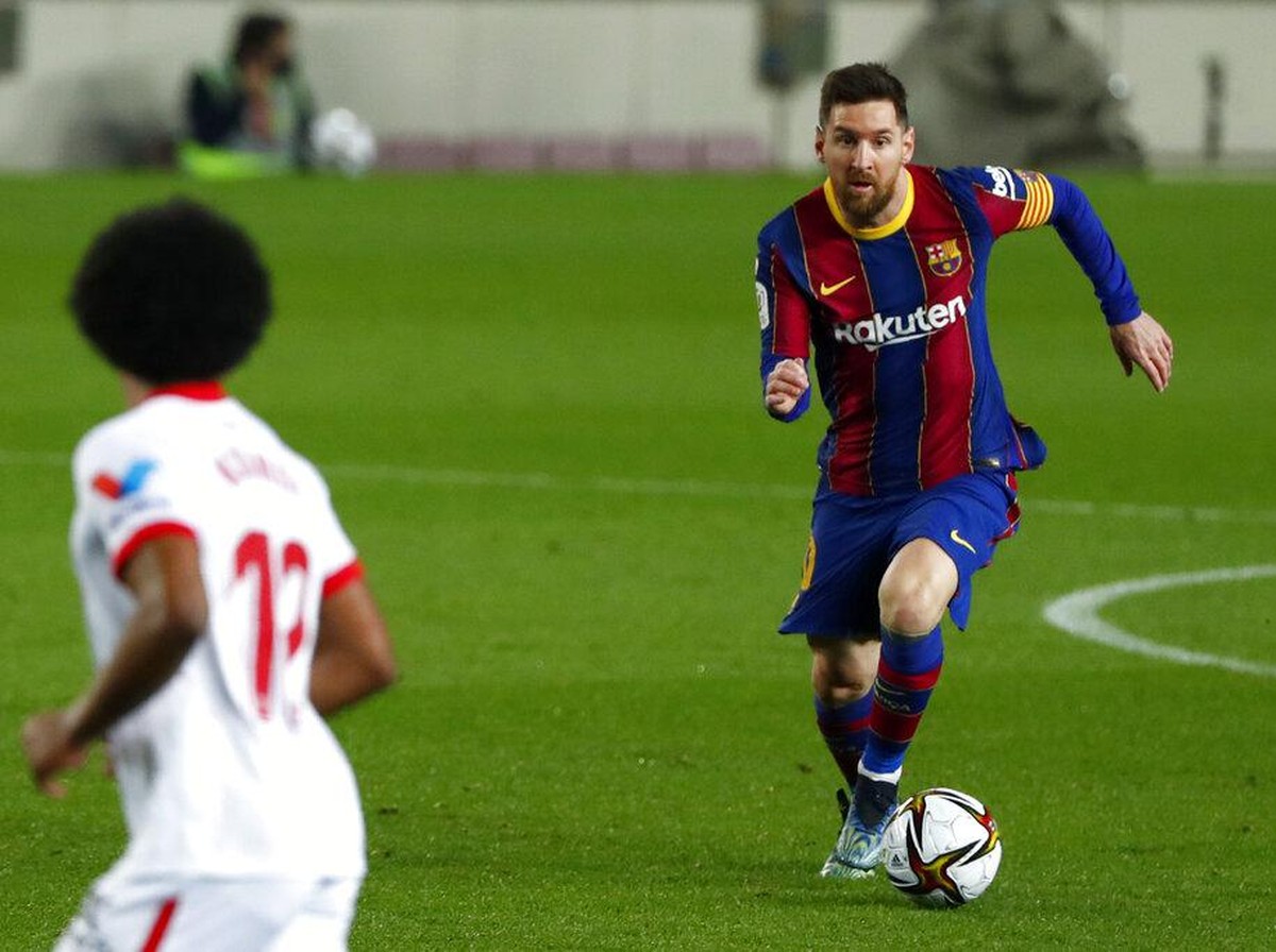 Ronald Koeman tak akan mengungkap hasil obrolan dengan Lionel Messi soal kontrak baru. (Foto: AP/Joan Monfort)