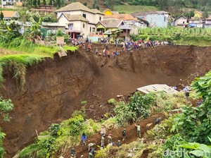 Warga Bangun Terasering di Lokasi Tebing 30 Meter yang Longsor di Pasuruan