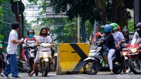  Padahal, sudah ada rambu dilarang melintas terpasang.