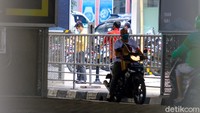 Bagi yang hendak menuju Fatmawati dari ruas Jalan Panglima Polim, Jakarta, Anda seharusnya melewati ruas Jalan Darmawangsa terlebih dahulu. Ini dikarenakan sistem satu arah di sekitar Blok A.