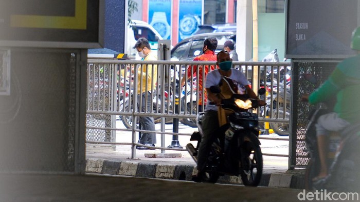Masih Ada Pemotor Bandel Terobos Jalan Satu Arah di Blok A Jaksel (Andhika Prasetia/detikcom) Masih Ada Pemotor Bandel Terobos Jalan Satu Arah di Blok A Jaksel (Andhika Prasetia/detikcom)