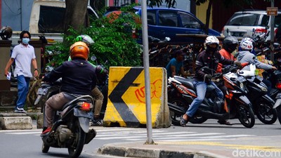 Masih Ada Pemotor Bandel Terobos Jalan Satu Arah di Blok A Jaksel
