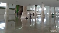 Ruangan utama masjid yang luas