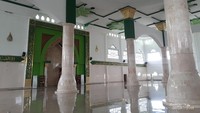 Deretan tiang berbahan marmer