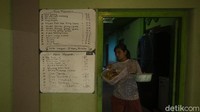 Pekerja menyiapkan bahan-bahan mie untuk disajikan di rumah makan Bu Mantan.