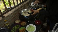 Sementara mie berwarna kuning didapatkan dari tepung ketela yang dicampur dengan wortel hingga berwarna kuning. Sementara hijau berasal dari daun selada.