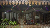 Tempat makan yang dikemas dengan rumah joglo menjadi ciri khas rumah makan ini.