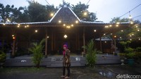 Wiji Lestari (50) berpose di depan rumah makannya di Pundong, Bantul, Sabtu (20/2/2021). Rumah makan ini menjual miedes.