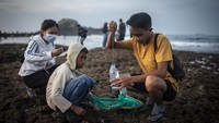 Nyale diketahui merupakan sebutan bagi orang Lombok untuk cacing laut warna-warni yang diyakini sebagai jelmaan Putri Mandalika.