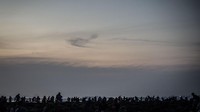 Warga pun ramai-ramai mendatangi pantai untuk berburu cacing laut warna-warni tersebut.