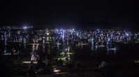 Kegiatan berburu cacing laut warna-warni itu pun terus berlangsung meski matahari telah tenggelam. Sebagai pengganti cahaya, warga menggunakan lampu dari senter maupun kamera ponsel.