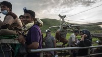 Meski pandemi COVID-19 masih melanda Indonesia, tradisi turun temurun ini masih tetap digelar. Warga pun antusias mendatangi pantai untuk menangkap Nyale.